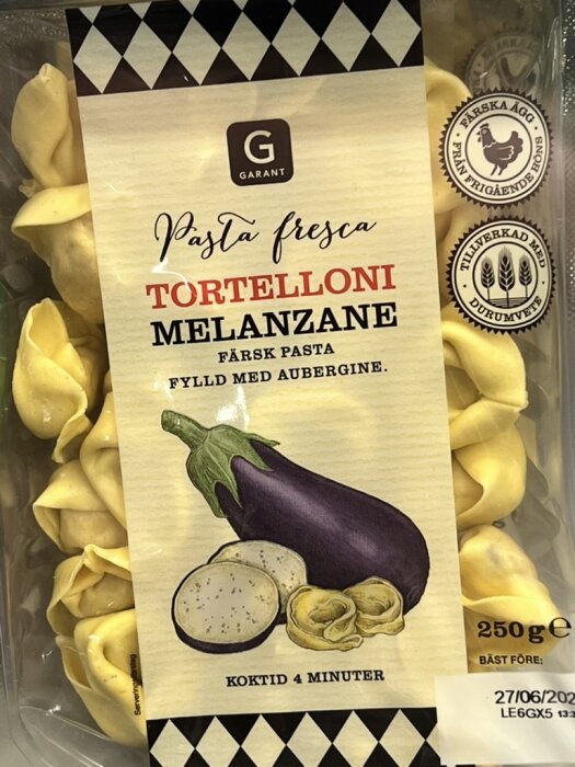 Förpackning med Garant tortelloni fylld med aubergine, 250 g, koktid 4 minuter.