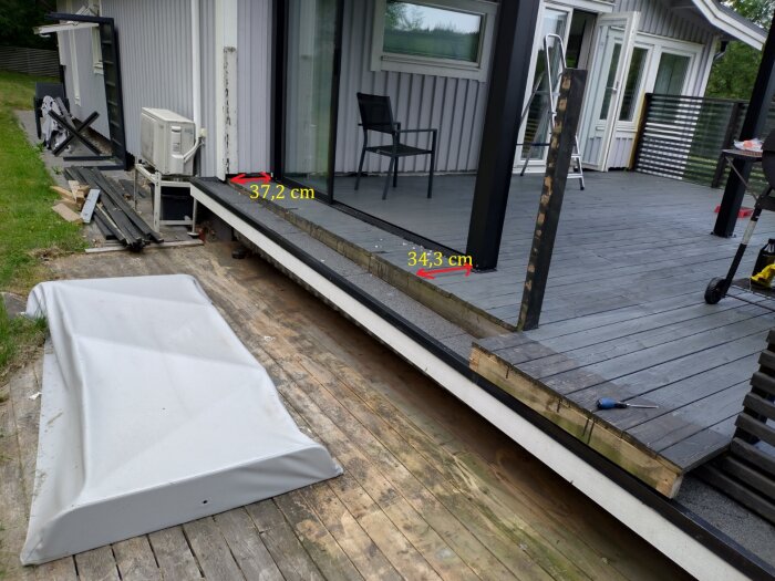Pergola vid husvägg med 3 cm skillnad i hörnet. Altan och trappsektioner, mått markerade; förbereder för ny trappa i trä utan grå olja.