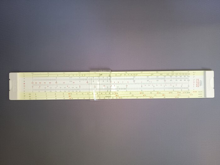 Räknesticka på ett bord, ett traditionellt verktyg för matematiska beräkningar.