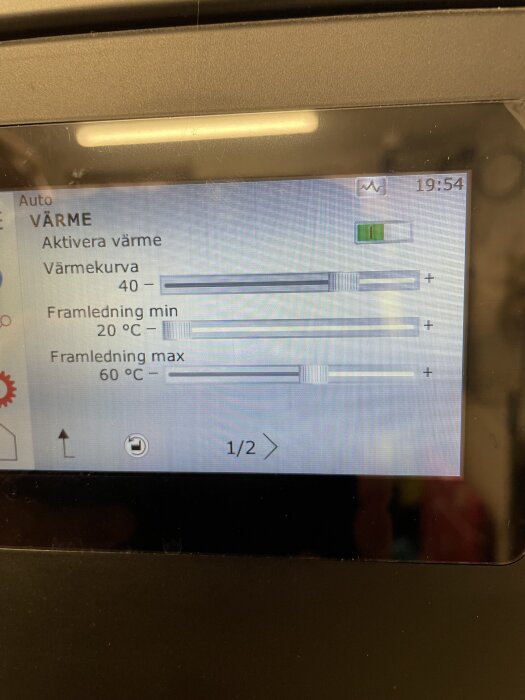 Display på en värmepump med inställningar: värmekurva 40, framledning min 20°C, framledning max 60°C, klockan 19:54.