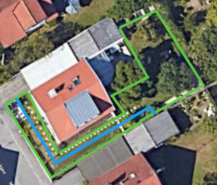 Flygbild över hus och trädgårdar med gröna och blå linjer som markerar områden runt fastigheten.