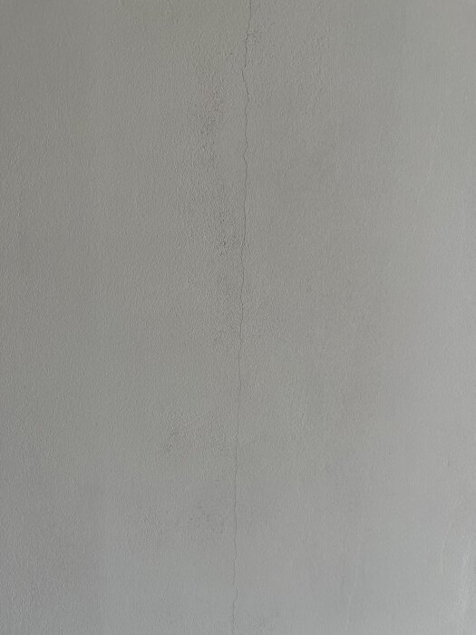 Spricka i gipsskiva från golv till tak utan spackelremsa, relaterad till byggprojektfråga om reparationsmetoder.