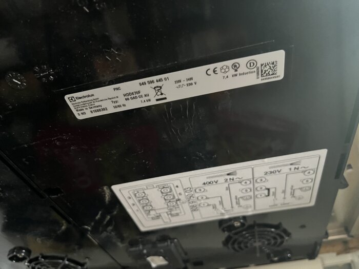 Etikett på undersidan av Electrolux spishäll HOD 670F med modell- och produktnummer samt elektriska specifikationer.