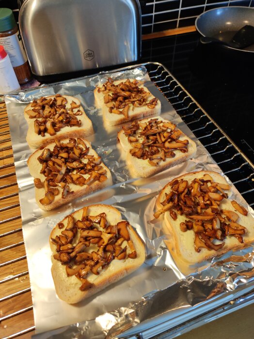 Varma mackor med färska kantareller på bakplåtspapper, redo för lunch.