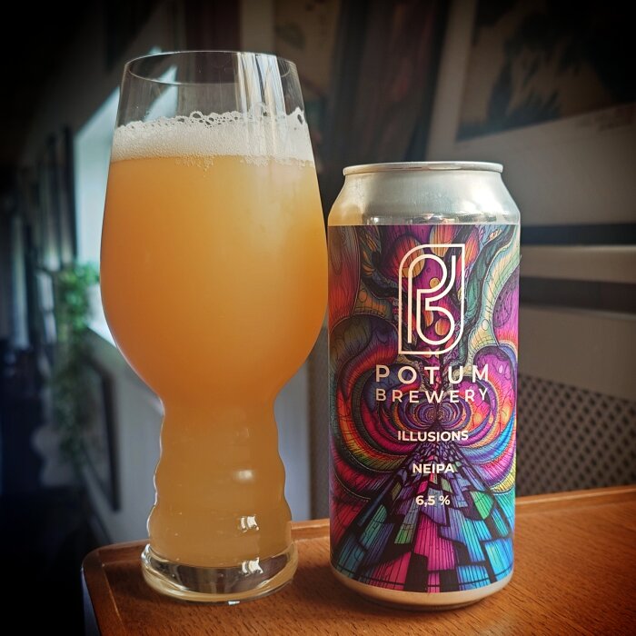 En burk Potum Brewery Illusions NEIPA står bredvid ett glas fyllt med samma ölsort.