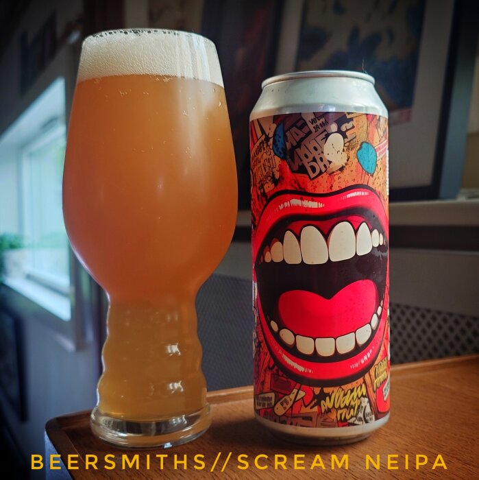Ett glas med grumlig öl bredvid en burk med färgglad etikett med en stor öppen mun. Texten "BEERSMITHS//SCREAM NEIPA" syns.