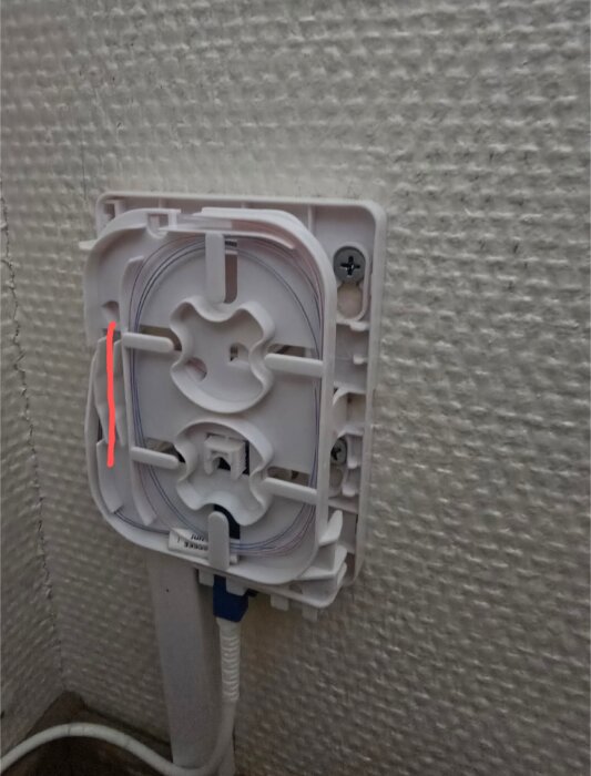 Fiberuttag på vägg utan synlig skarvhylsa.