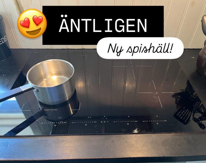 Ny spishäll med kastrull ovanpå och texten "Äntligen Ny spishäll!" över bilden. En emoji med hjärtögon syns också.