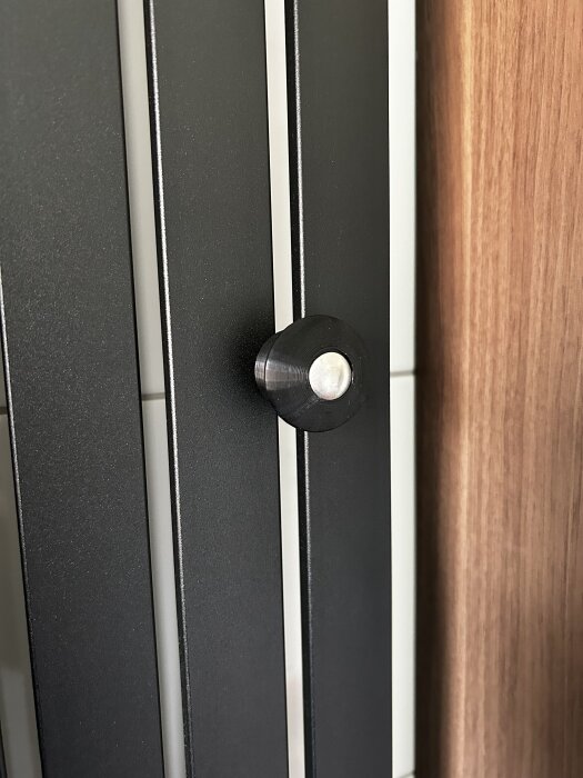 3D-printad krok monterad på handdukstork.