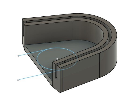 3D-modell av en anpassad 50mm hållare i PETG för elrör, visar en halvcirkelformad design med detaljerad konstruktion och plats för kabelskydd.