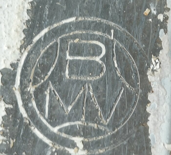 Slitet kugghjul med BMA-logga, del av ett trasigt fönsterlås.