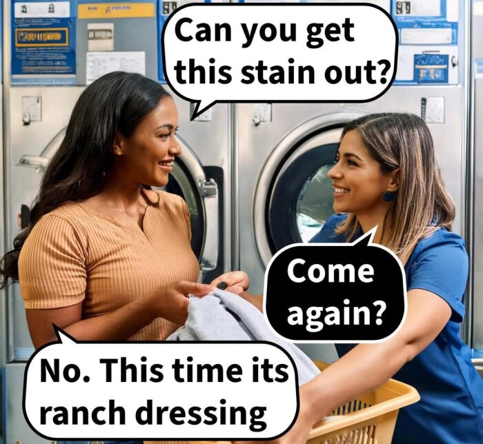 Två kvinnor i en tvättomat diskuterar en fläck på ett plagg. Textrutor visar samtal om fläcken, där den ena kvinnan frågar om fläcken går bort.