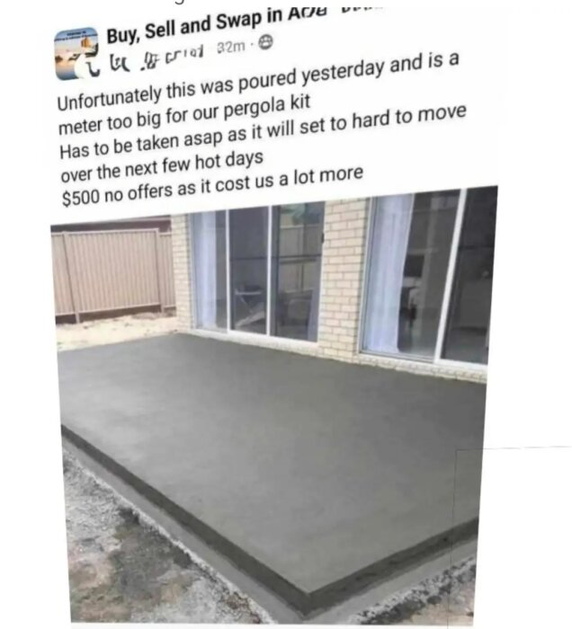 Nyhällt betonggolv framför en fönstervägg med text ovanför som beskriver att det är ett meter för stort för en pergola och behöver flyttas snabbt.