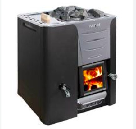 Vedeldad bastuugn med glaslucka som visar eld. Ugnen har placering för bastustenar ovanpå.