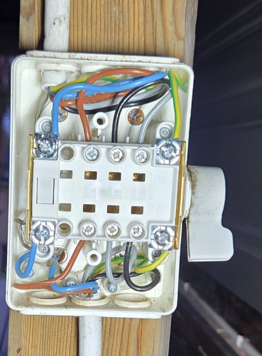 Elcentral med kablar, skruvar och potentiella fuktfläckar, kan orsaka JF-brytare att lösa ut.