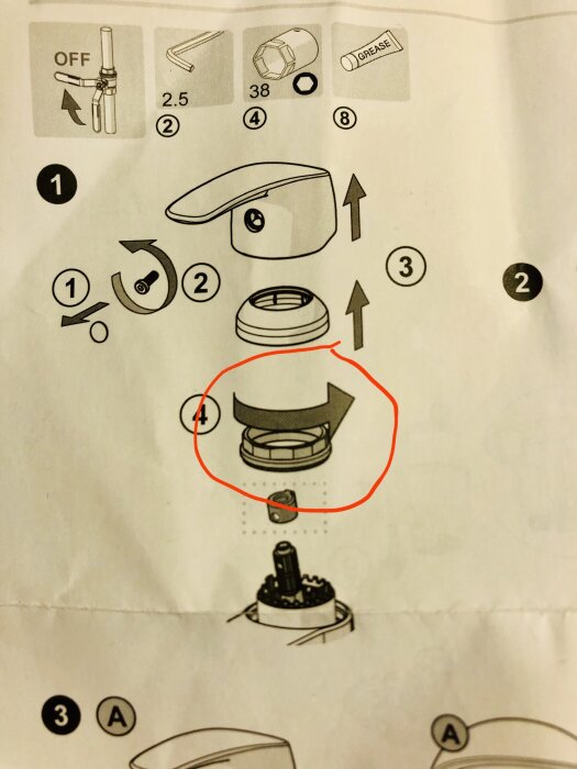 Instruktionsbild för byte av köksblandarens reglerkassett, med del nr 4 inringad.