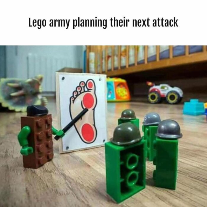 Legofigurer i militärliknande formation planerar vid en måltavla av en fot, leksaksbil i bakgrunden.