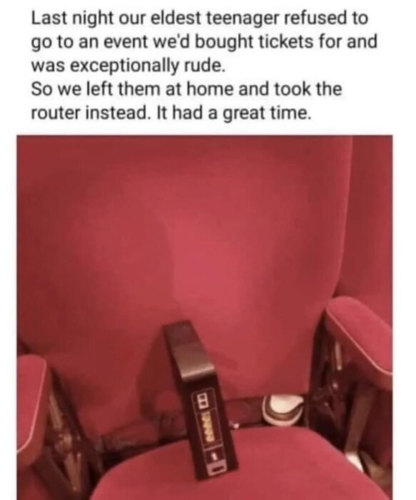 En router sitter på en röd teaterstol, som om den deltar i en föreställning.