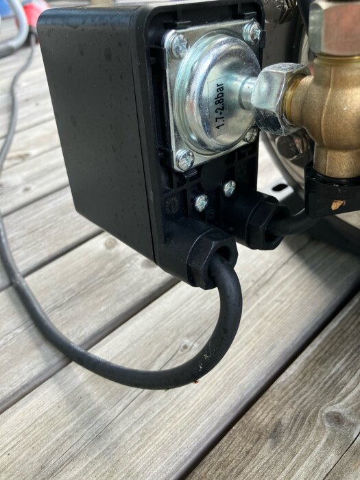 Vattenpump från Kärcher med kort strömkabel, kopplingshus öppet för möjlig byte av ledning enligt IP44-standard, synlig tryckmarkering 1.7-2.8bar.