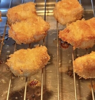 Friterade torsk nuggets med krispigt pankotäcke på galler.