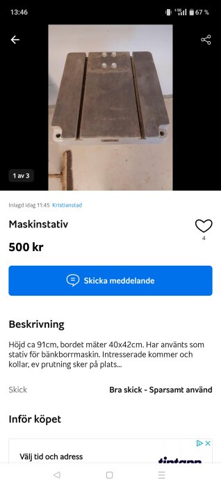 Metallstativ med skruvhål, lämpligt för bänkverktyg, på betonggolv. Finns i Kristianstad, säljes för 500 kr. Används som stativ för bänkborrmaskin.