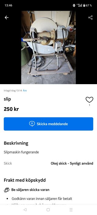 Gammal slipmaskin på träplattform med sladd, placerad i ett garage.
