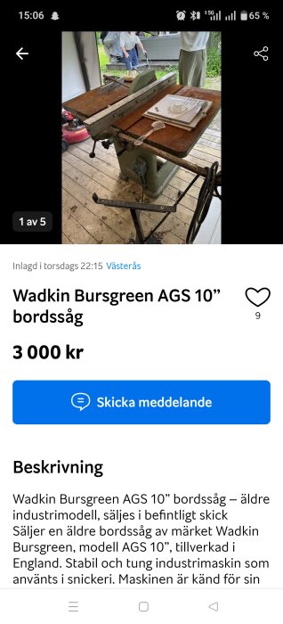 En äldre Wadkin Bursgreen AGS 10 bordssåg i ett snickeri med trästativ och olika tillbehör.