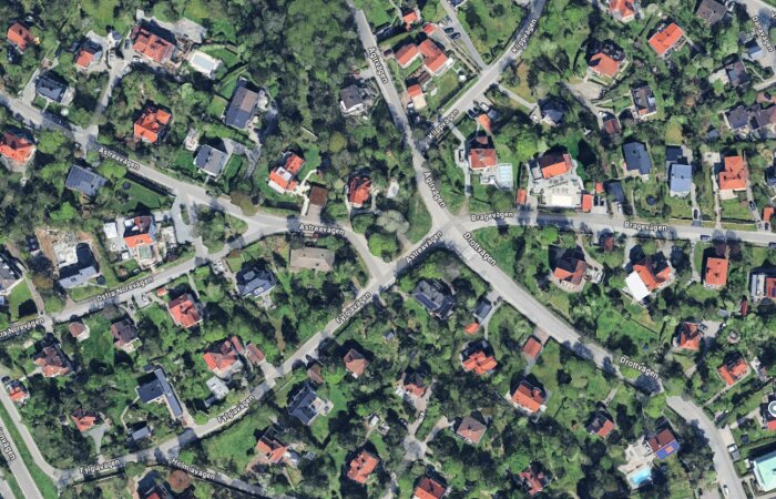 Flygbild över ett villakvarter med gröna trädgårdar och smågator. Gator som syns är Åkervägen, Astreavägen och Fylgiavägen.