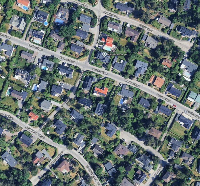 Flygbild över bostadsområde med villor och gator markerade som Barsbrovägen och Fallskärmsvägen, omgiven av grönska.