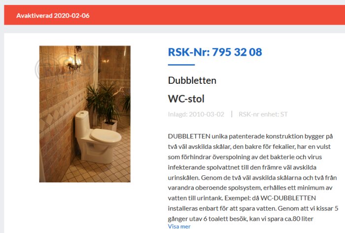 Vit WC-stol med två skålar i ett kaklat badrum, bredvid växt och vägglampa, del av en produktbeskrivning för "Dubbletten" avaktiverad 2020.