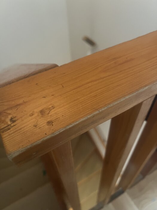 Trappräcke i trä från 1960-talet med en varm brun färg och märken.