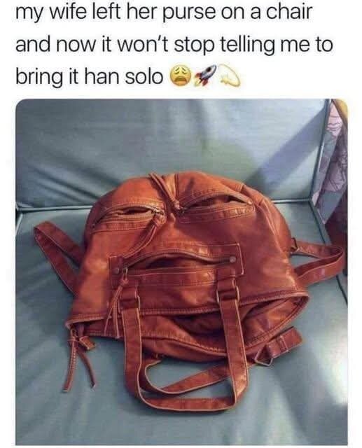 En brun handväska på en stol vars dragkedjor och handtag ser ut som ett ansikte.