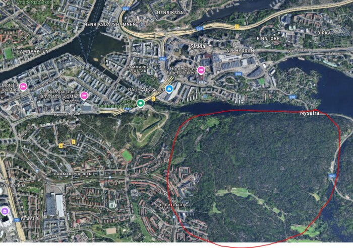 Satellitbild över Nysätra med markerad skogsbevuxen yta, omgiven av stadsmiljöer som Hammarby Sjöstad och Sickla. Potentiellt exploateringsområde.