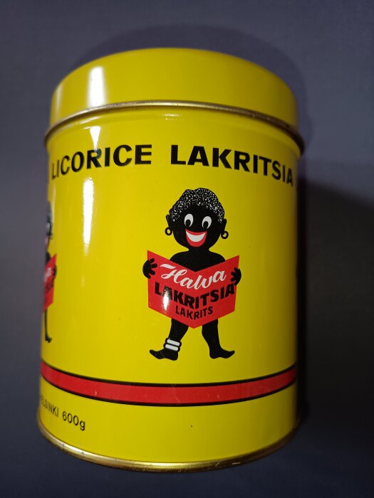 Gul plåtburk för lakrits från Halva med retrodesign och text på flera språk.