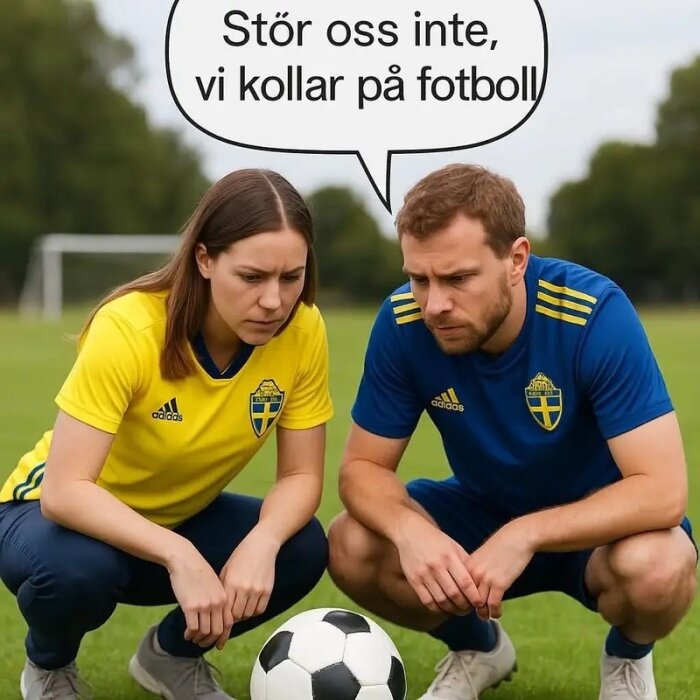 Man och kvinna i svenska fotbollströjor på en fotbollsplan, tittar koncentrerat på en fotboll. Text: "Stör oss inte, vi kollar på fotboll".