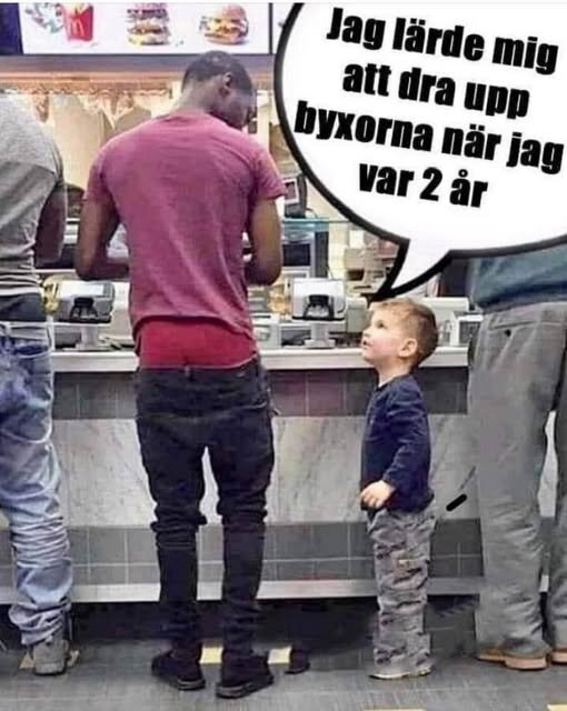 Ett barn talar till en vuxen med lågt hängande byxor i en snabbmatsrestaurang. Textbubbla: "Jag lärde mig att dra upp byxorna när jag var 2 år.