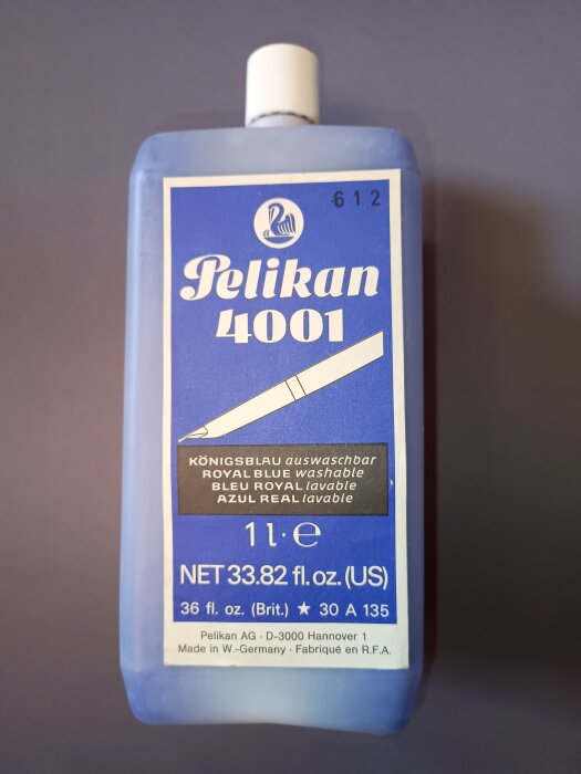 Flaska med Pelikan 4001 bläck, kungligt blått, 1 liter, med produktinformation på etiketten, inklusive tvättbarhet och tillverkningsdetaljer.