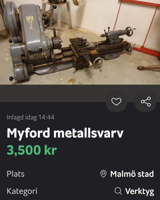 Myford metall-svarv Super 7 i grått stående i ett verkstadsrum. Svarven är till salu för 3,500 kr i Malmö stad.