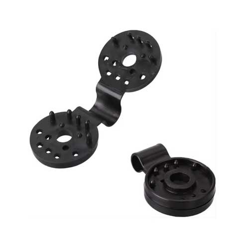 Svarta clips för att fästa väv; rundade med hål och piggar, används för att knyta med paracord i byggprojekt.