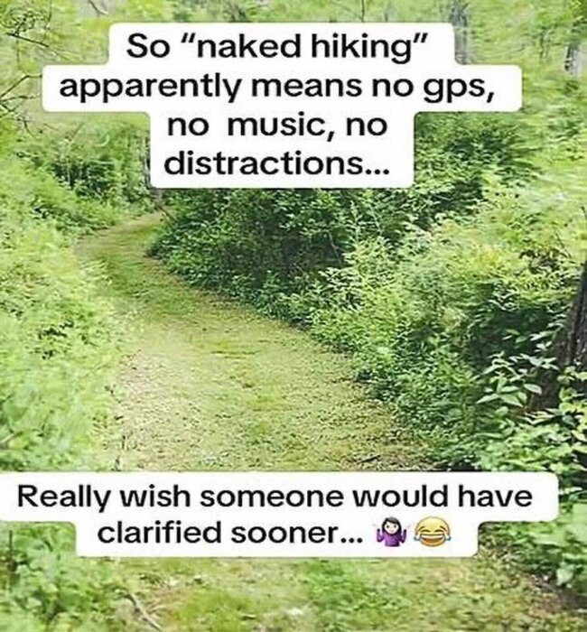 En grönskande skogsstig med skämttext om "naked hiking" utan GPS, musik eller distraktioner.