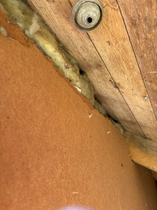 Kattvind med synlig isolering av Rockwool ovanpå träpanel.