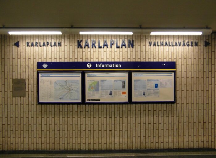 Informationstavla vid Karlaplan tunnelbanestation med skyltar mot olika uppgångar.