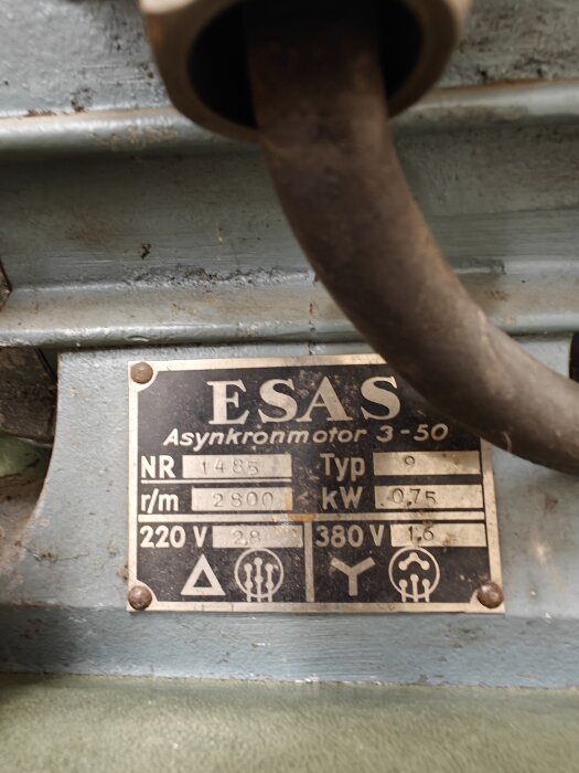 En närbild av en metallskylt på en ESAS asynkronmotor, med specifikationerna 3-50, 0,75 kW och r/m 2800 synliga.