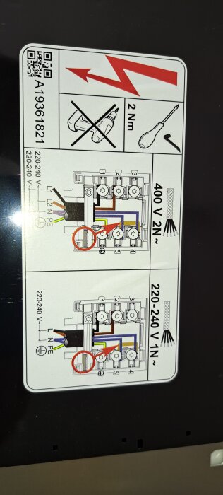 Illustration av elektriska anslutningar och installationsinstruktioner under en häll, visar kablar och momentvärden.