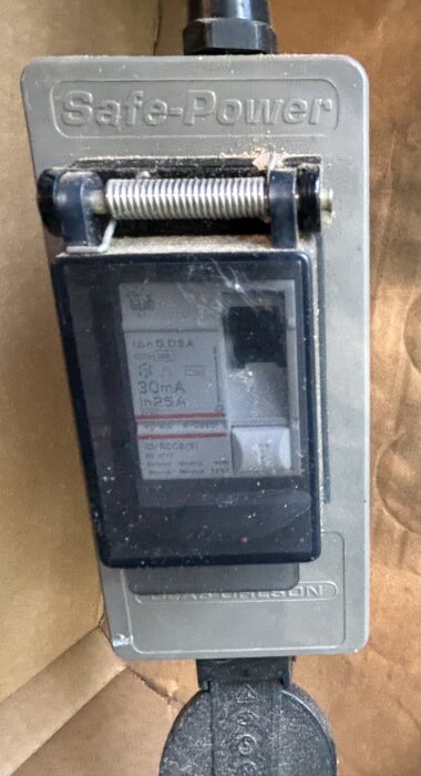 Gammal Safe-Power jordfelsbrytare från Clas Ohlson, cirka 25 år gammal, saknar nollspänningsutlösning.