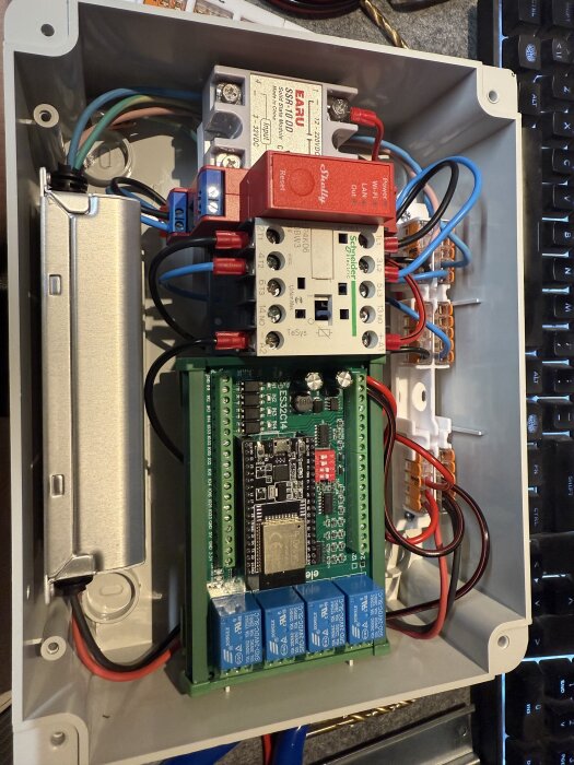 En styrbox med ESP32-mikrokontroller, Shelly-enhet, Solid State-relä och kontaktor, del av ett DIY-system för att kontrollera en pumpbrunnsdränering.