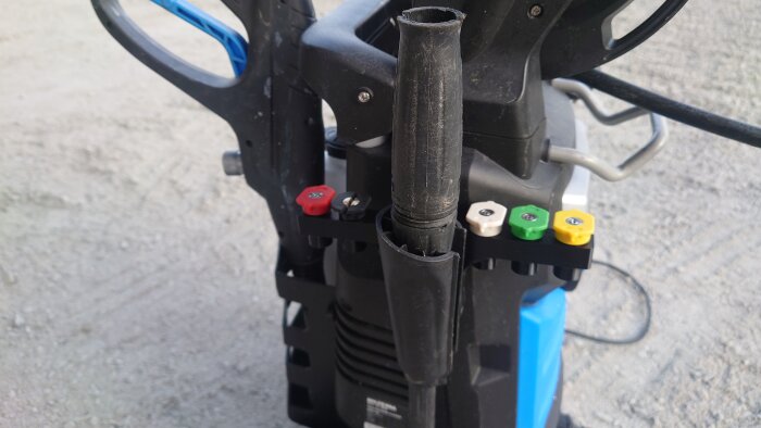 Högtryckstvätt från Biltema med hållare för munstycken i olika färger, monterad på enheten.