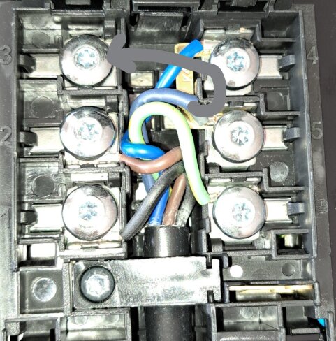 Elektrisk kopplingsplint med flera färgade kablar, inklusive en blå och en grå kabel. Grå kabel markerad för flytt till plint 3.