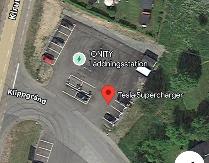 Satellitbild över parkeringsplats med Tesla Supercharger och Ionity laddningsstation markerade nära Kiruna.