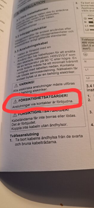 Varningsruta i manual: "Anslutningar via kontakter är förbjudna" markerat med rött.